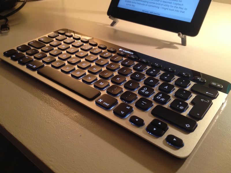 Logitech K811 keyboard with backlight active